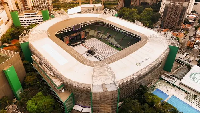 Vista aérea do estádio, com a arquibancada e o gramado