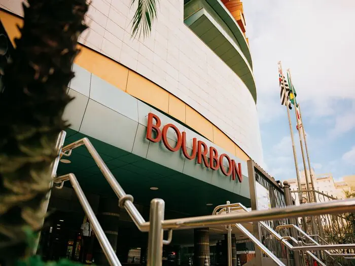 Letreiro do Bourbon Shopping na fachada curva do prédio